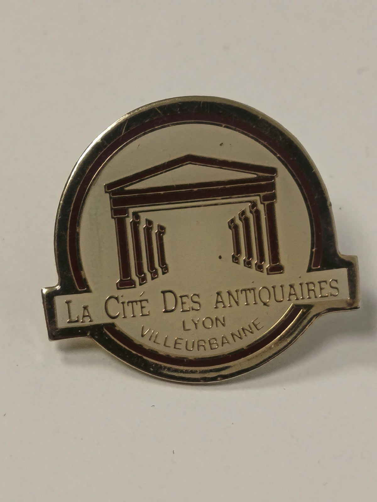 Pin's ancien rétro La Cité des Antiquaires badge vintage collection souvenir
