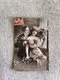 Carte postale ancienne Bonne Année couple fleuri CPA début XXe