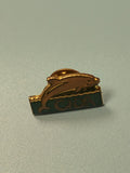 Vintage pin's dauphin doré sur fond vert émaillé CIDA, collection (Ref 1)