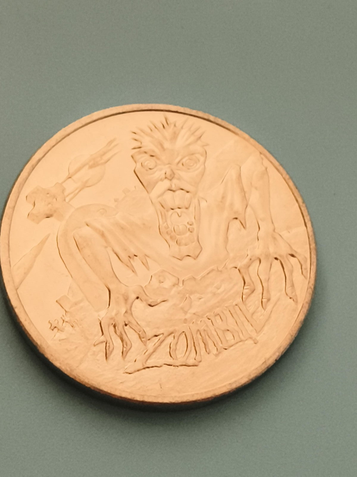 Médaille décorative Zombie aspect doré pièce gravée effigie monstre