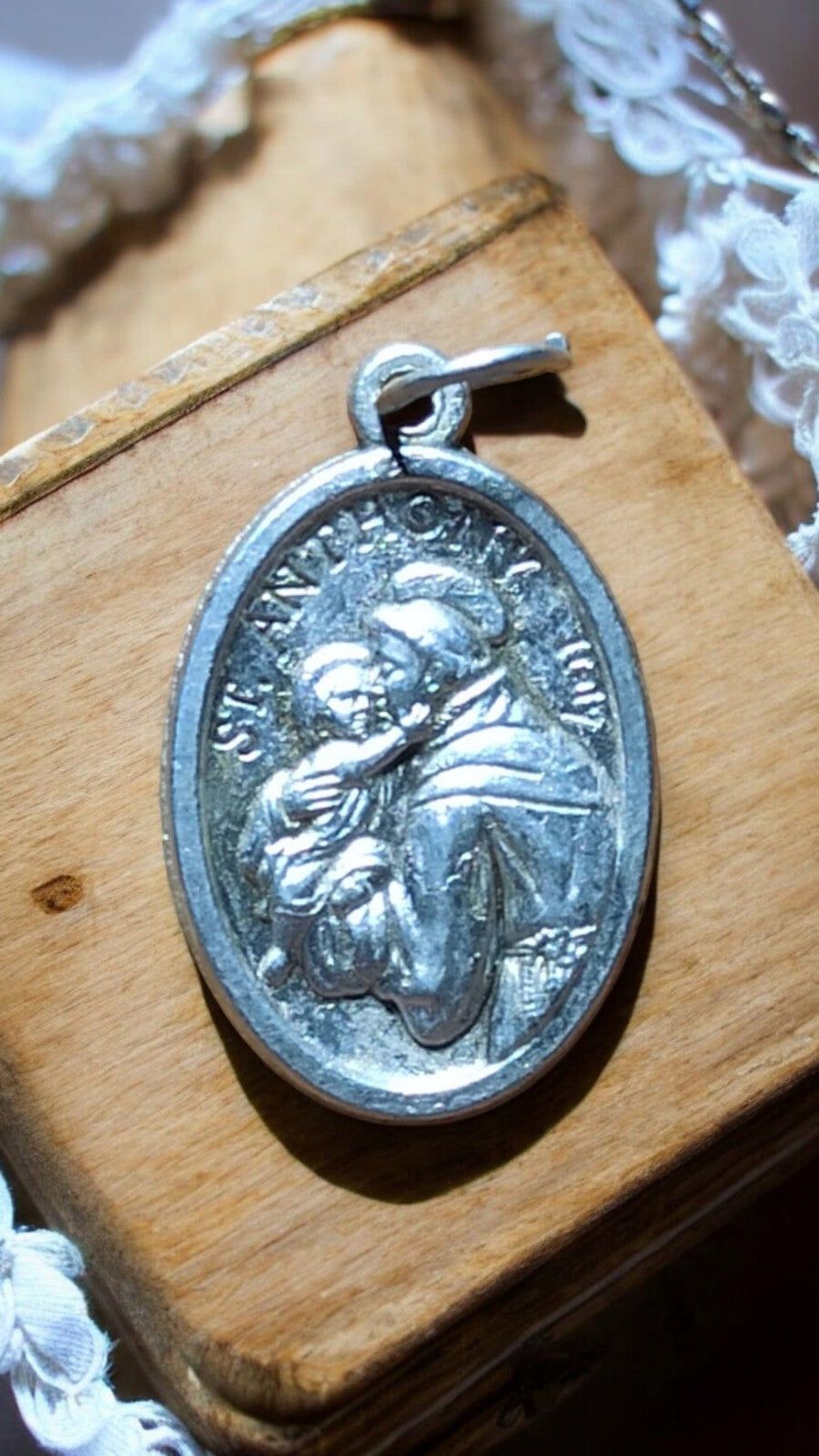 Médaille ancienne Saint Antoine ovale métal argenté protection religieuse vintag