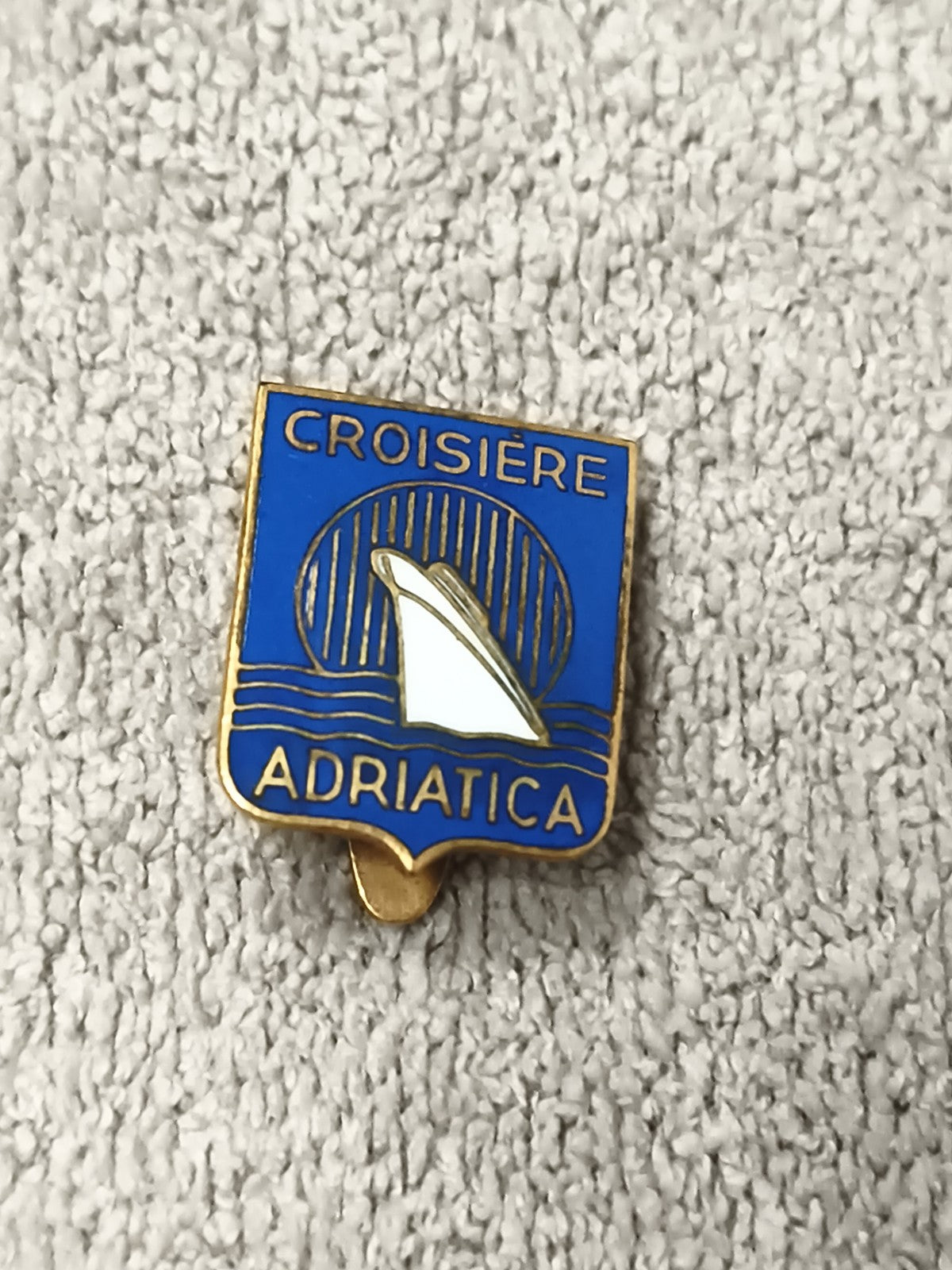 Pin's ancien Croisière Adriatica bleu doré badge émail vintage bateau