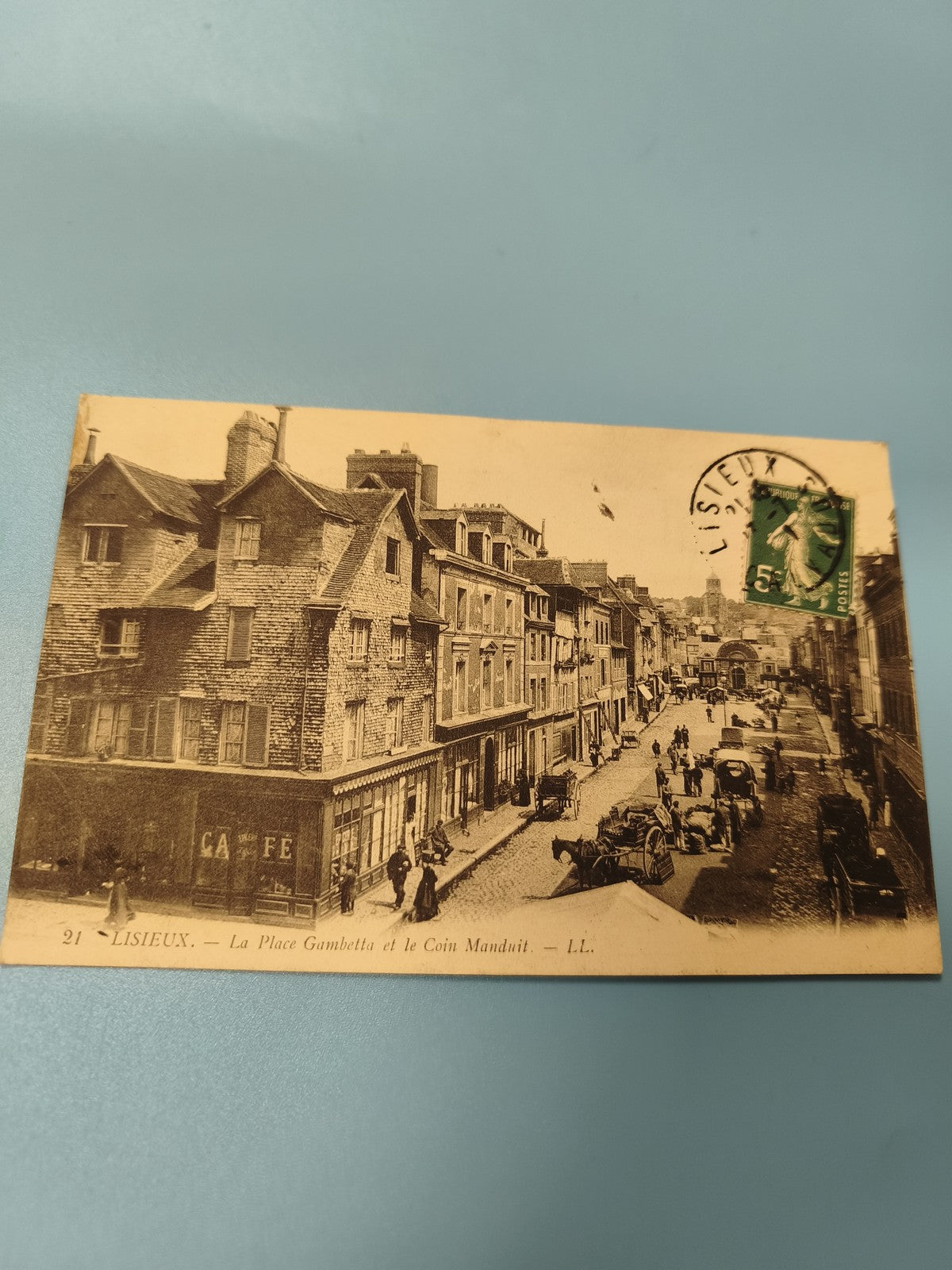 Carte postale ancienne animée Lisieux Place Gambetta attelages Ref 1
