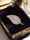 Broche vintage feuille en métal argenté, style rétro, bijou fantaisie élégant
