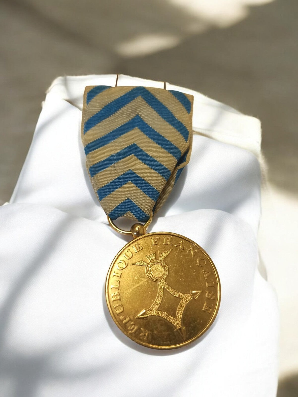 Médaille commémorative Afrique Armée Française vintage ruban chevrons bleu