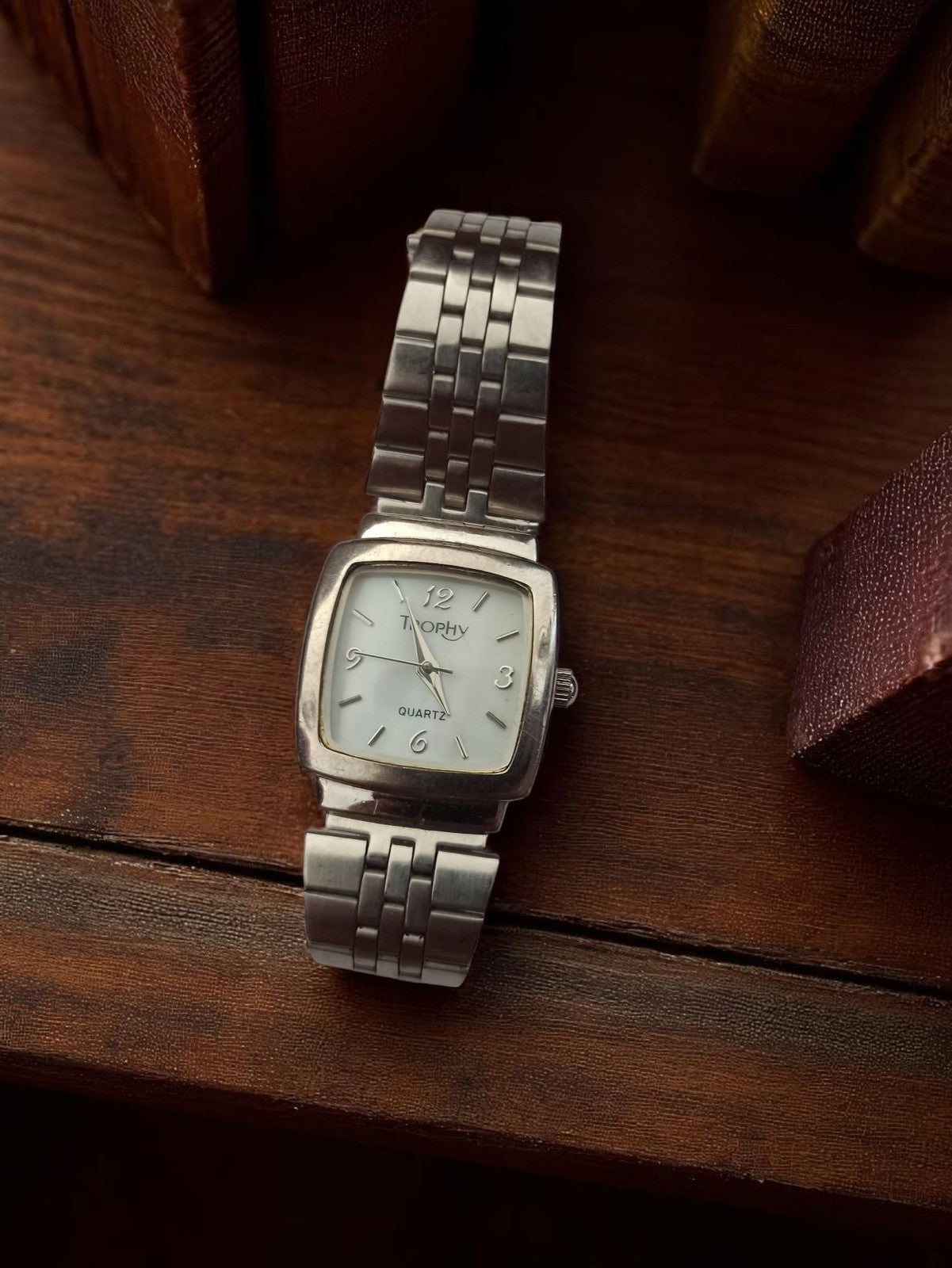 Montre femme vintage Trophy quartz cadran carré métal argenté rétro