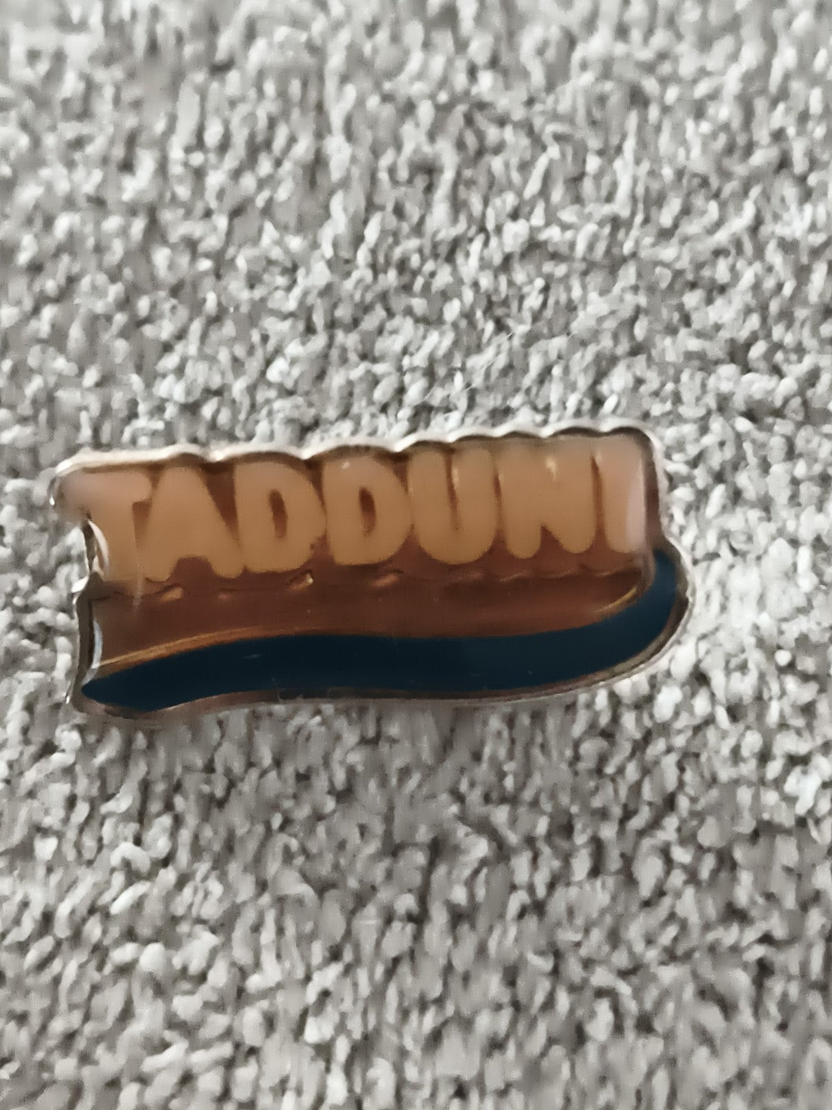 Pin's vintage TADDUNI inscription émaillée, badge rétro années 80 (Ref 10)
