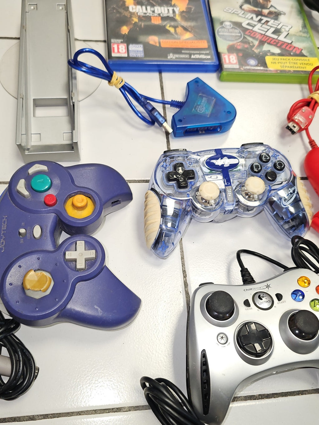 Lot manettes et accessoires jeux vidéo pour consoles, à trier, divers modèles