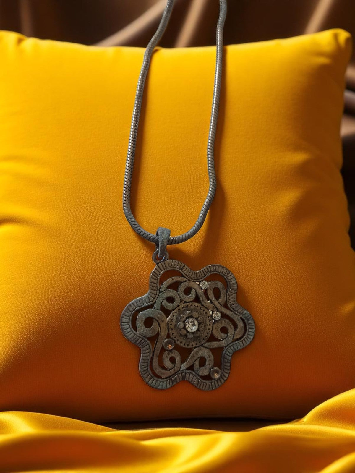 Collier pendentif vintage rétro en métal motif fleur, style années 70