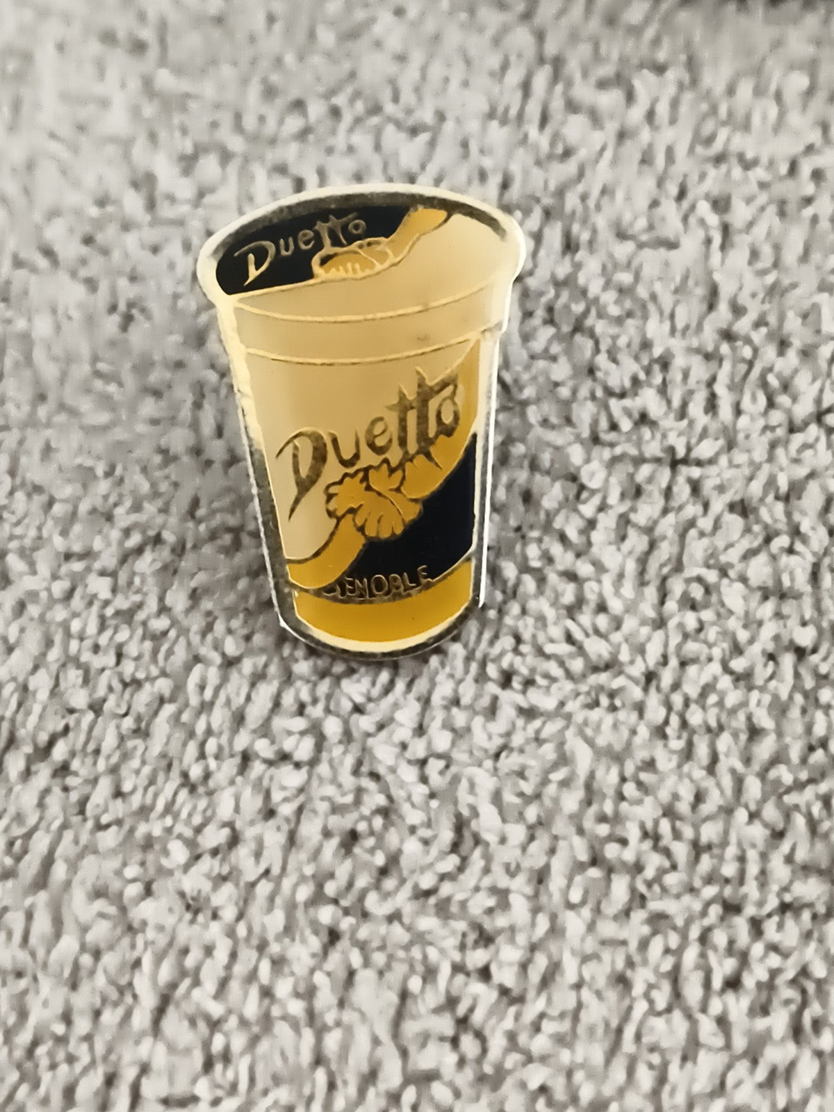 Pin's vintage Duetto Grenoble jaune noir badge publicitaire ancien (Ref 5)