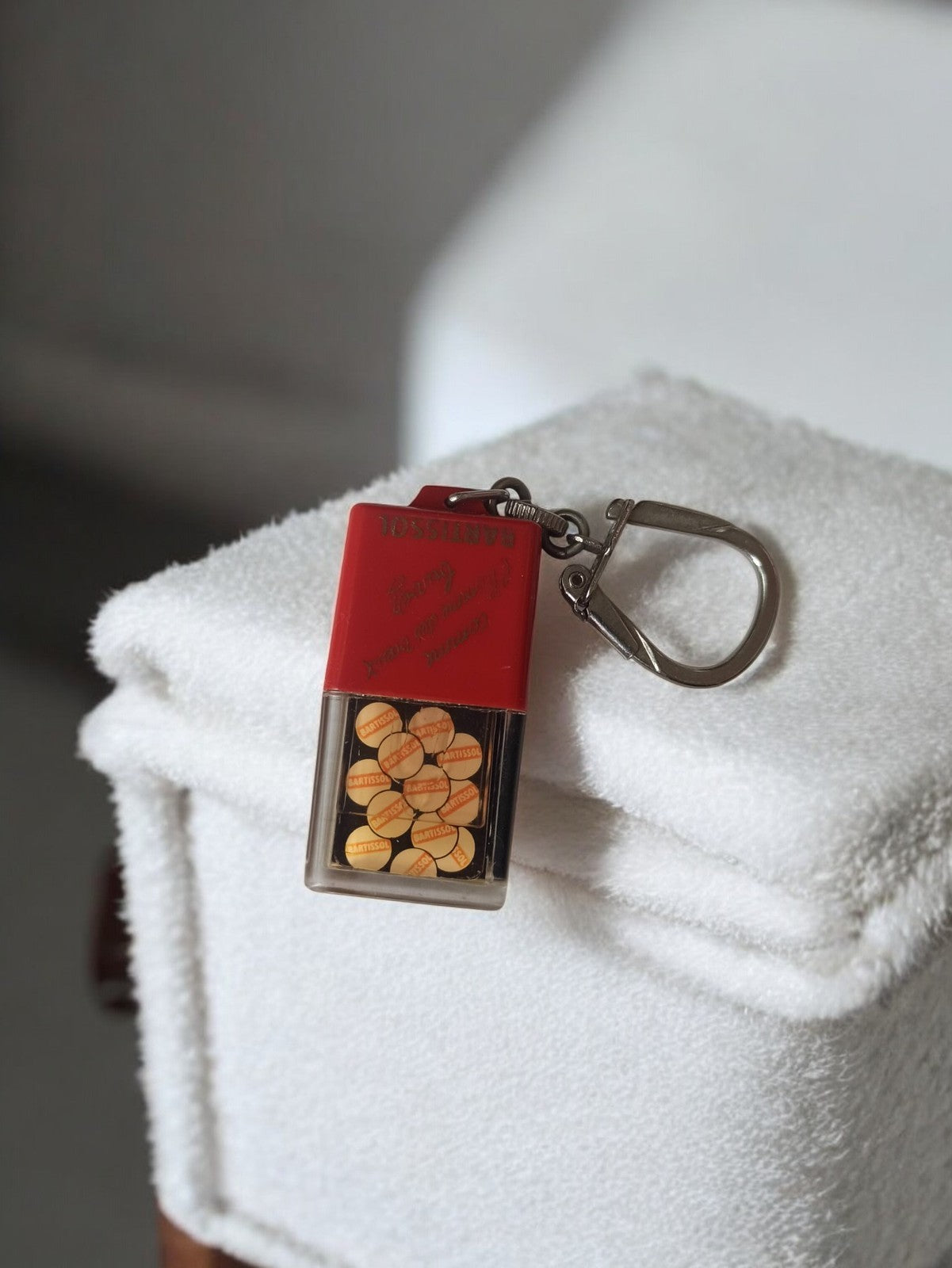 Porte-clés vintage BARTISSOL publicitaire ancien rouge transparent rétro rare