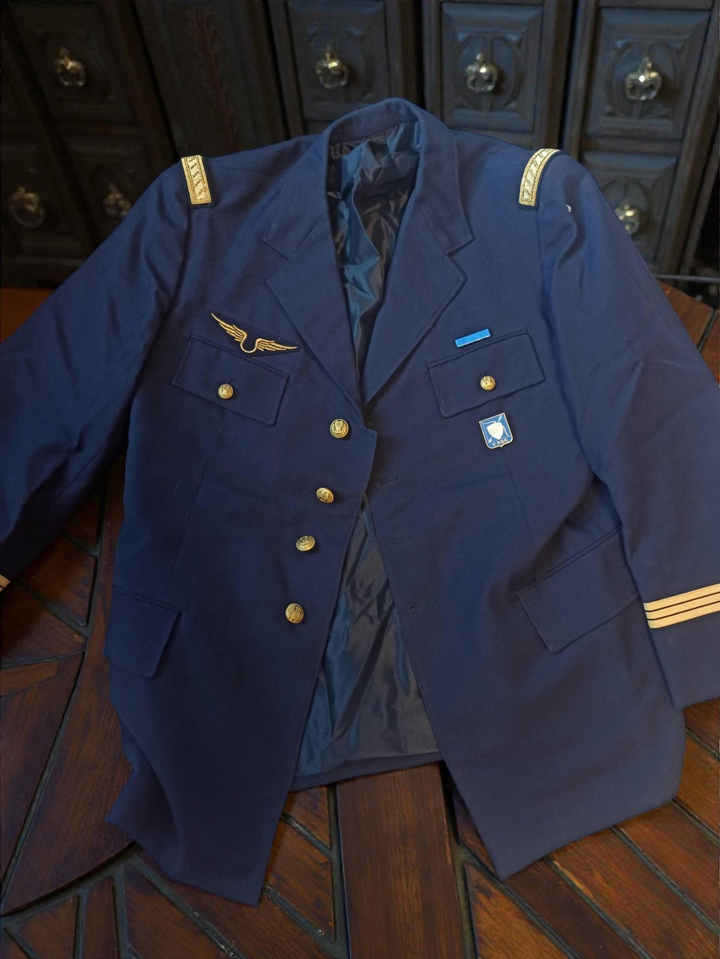 Veste aviateur vintage Armée de l’air française bleu, insignes dorés ancien