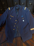 Veste aviateur vintage Armée de l’air française bleu, insignes dorés ancien
