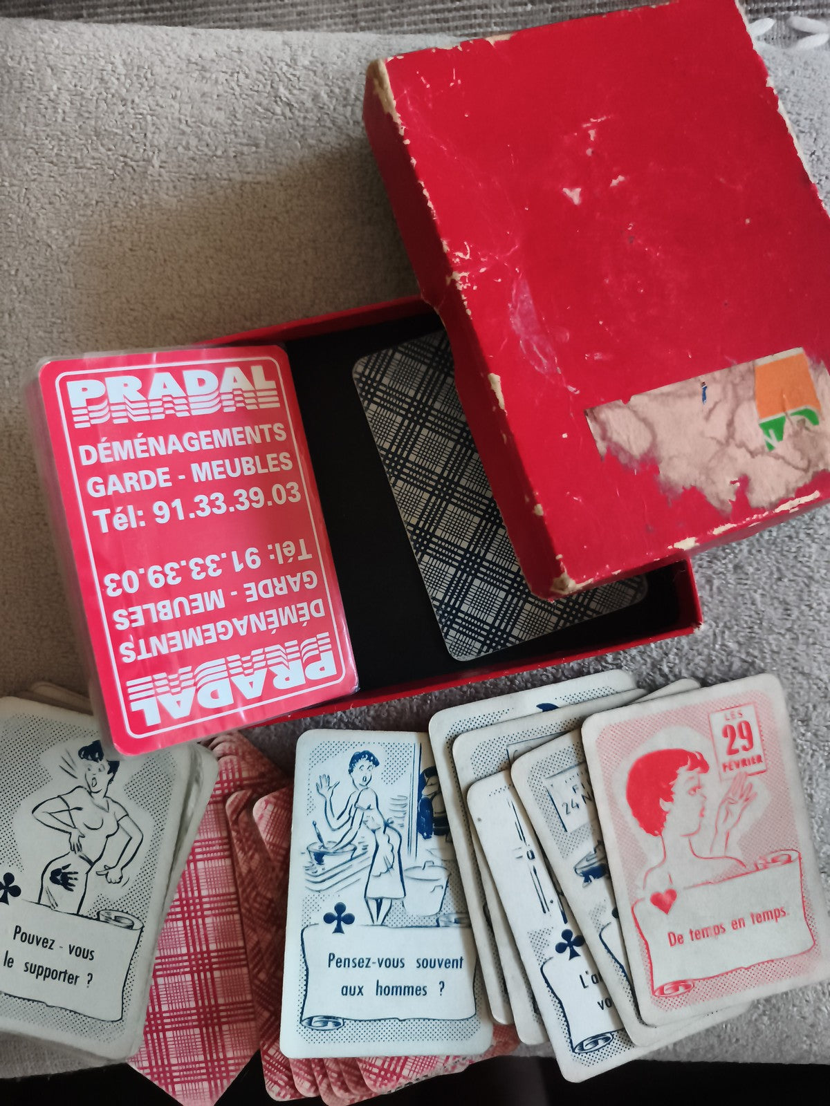 Jeu de cartes ancien humoristique années 60-70, illustration pin-up, boîte rouge