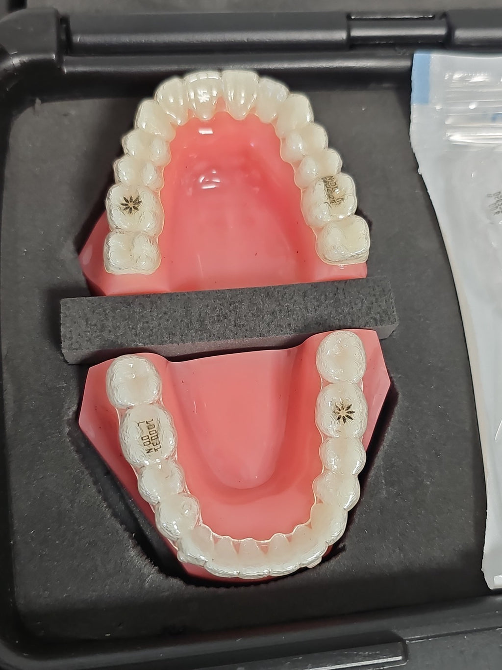 Kit orthodontique Invisalign avec gouttières, modèle dentaire et instruments