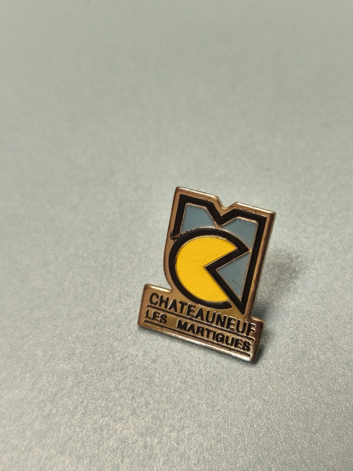 Pin's vintage Châteauneuf les Martigues émaillé jaune bleu collection