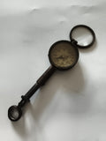 Boussole ancienne à loupe et viseur, instrument de navigation rétro
