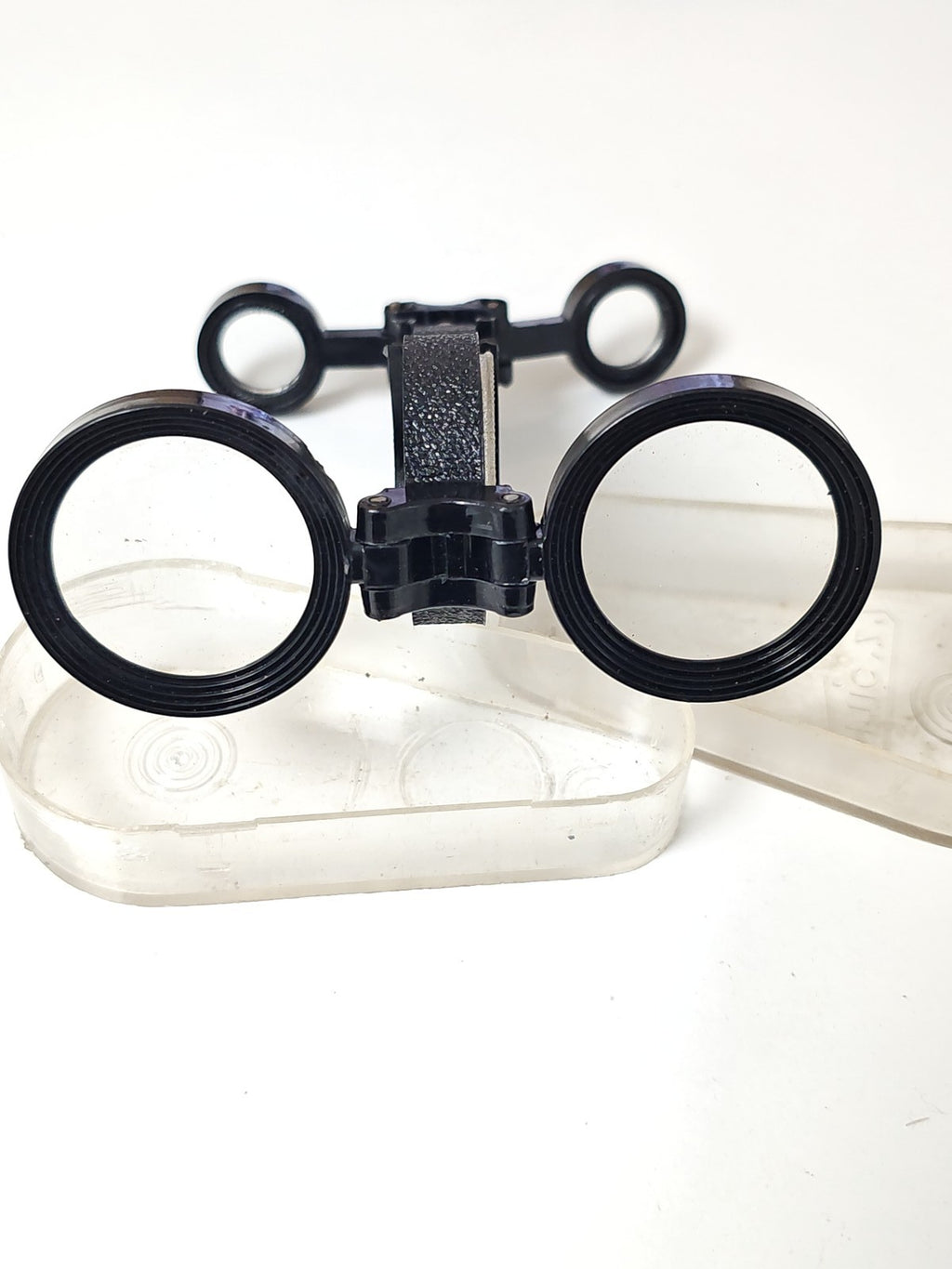 Kit de survie vintage ancien avec boussole et loupe, équipement rétro collection