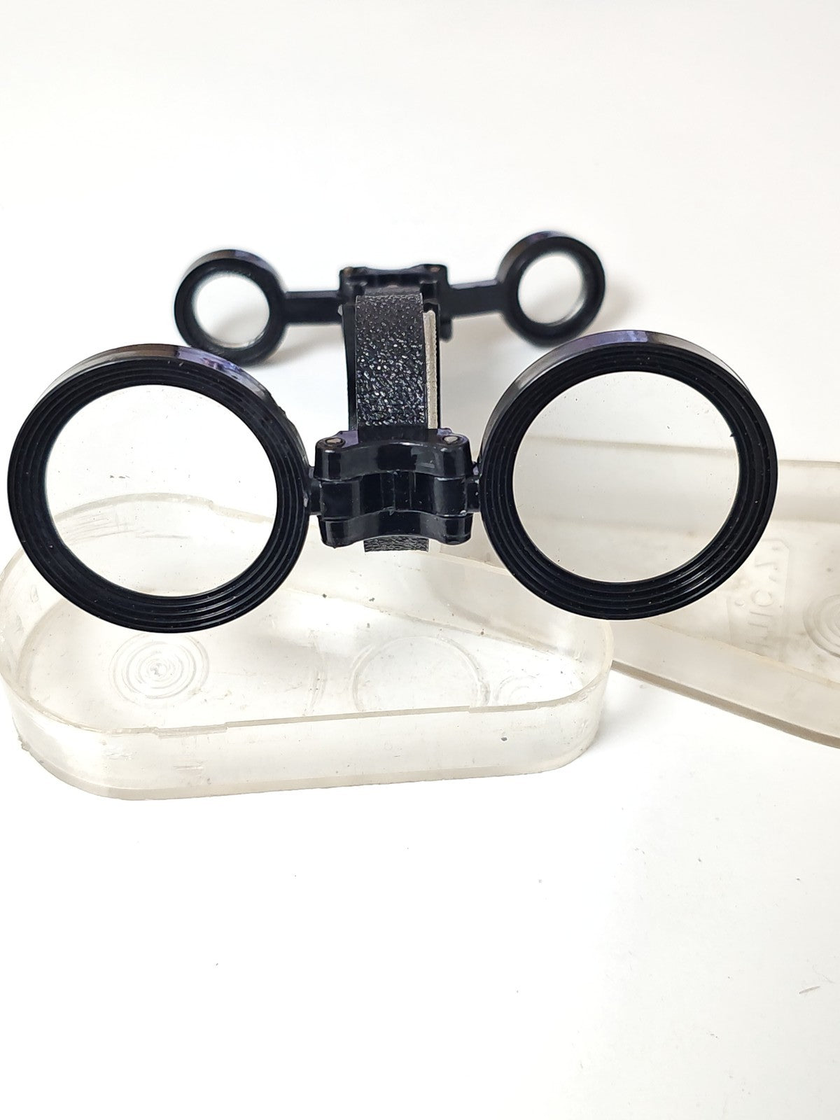 Kit de survie vintage ancien avec boussole et loupe, équipement rétro collection