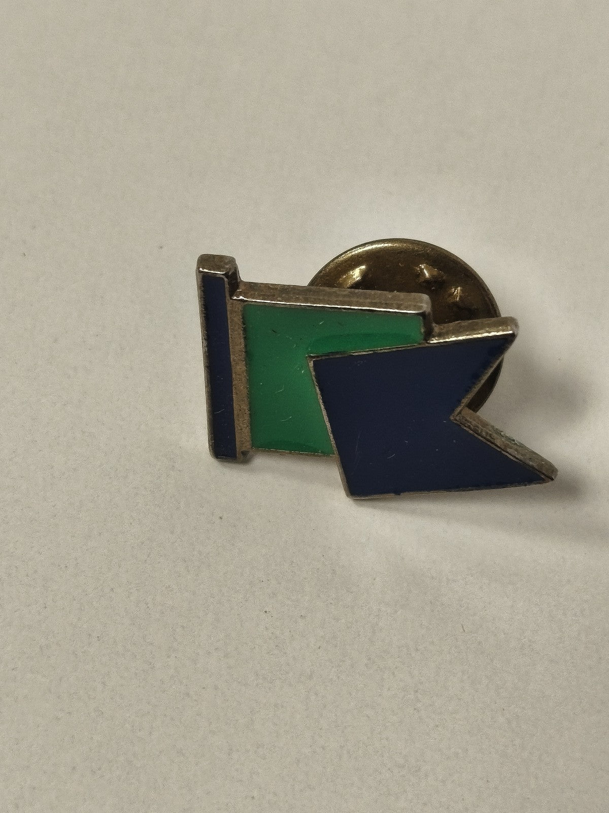 Pin's ancien vintage rétro pour collectionneur, badge broche objet de collection