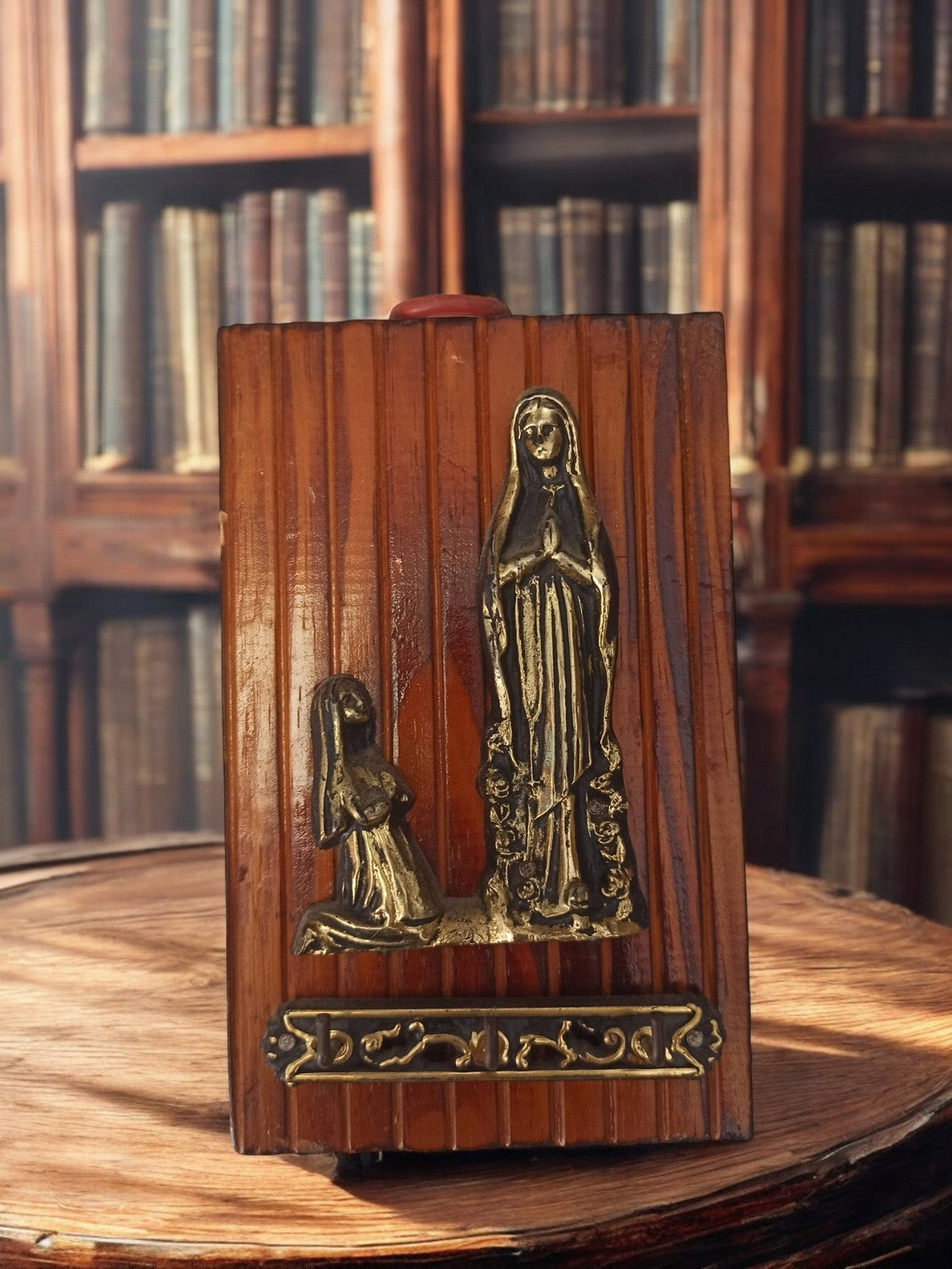Plaque religieuse Lourdes ancienne bois et métal doré, apparition, vintage déco