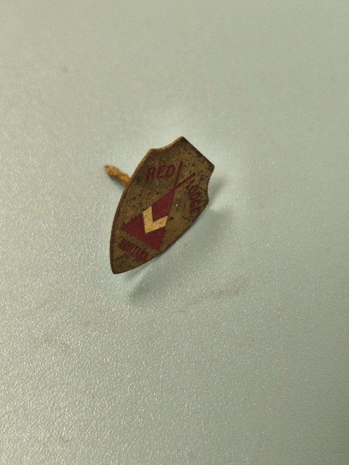Vintage pin's Red Lodge Montana émaillé bouclier rouge ancien collection