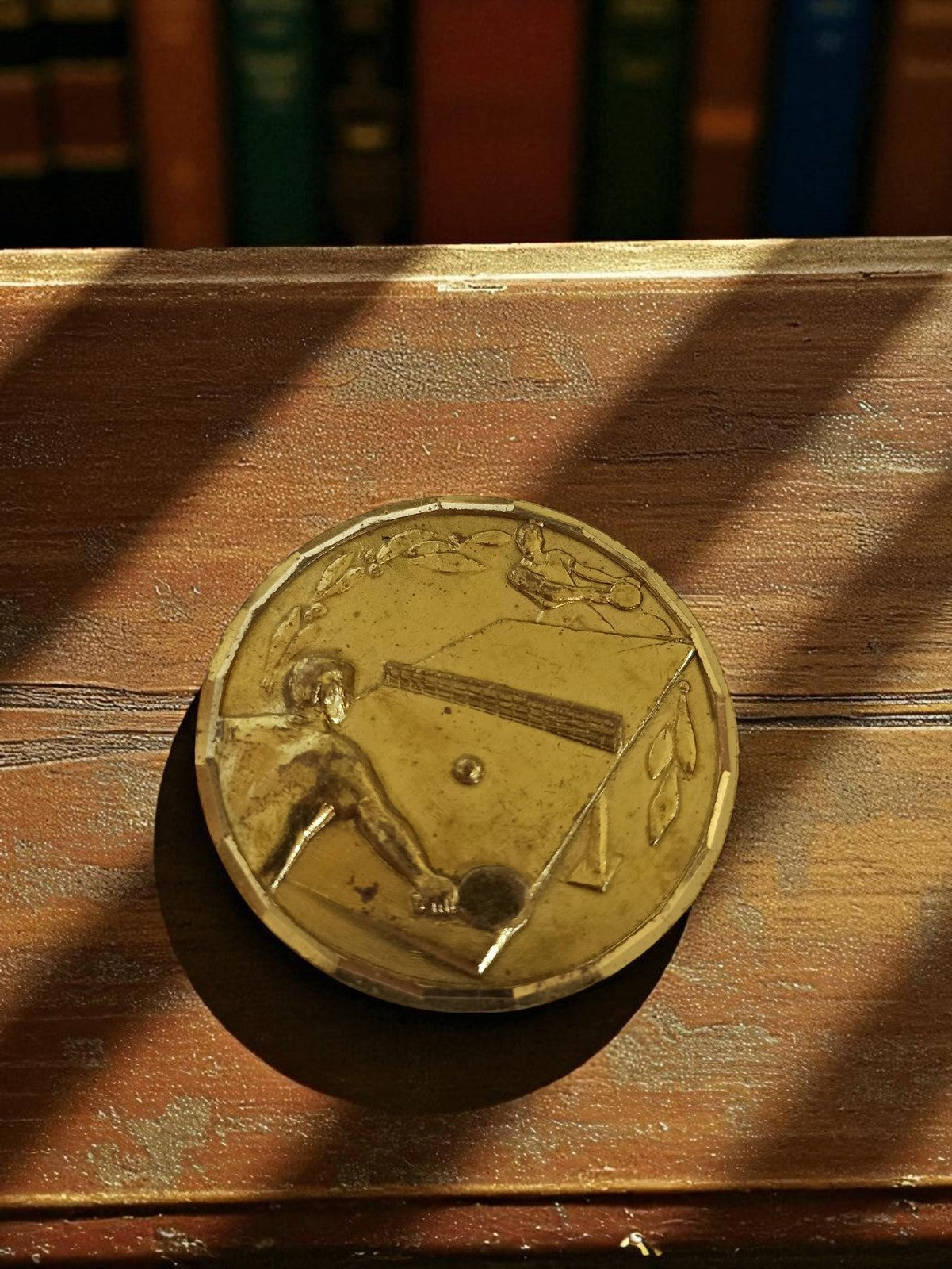 Médaille bronze vintage tennis de table joueur relief ping-pong