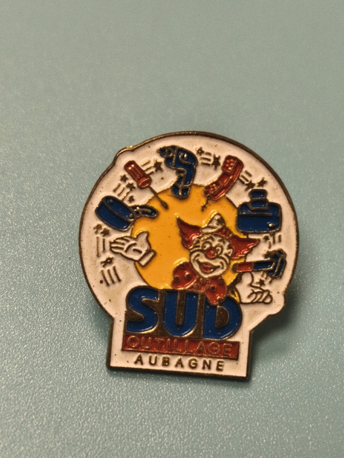 Pin's vintage SUD Outillage Aubagne clown outils collection publicitaire