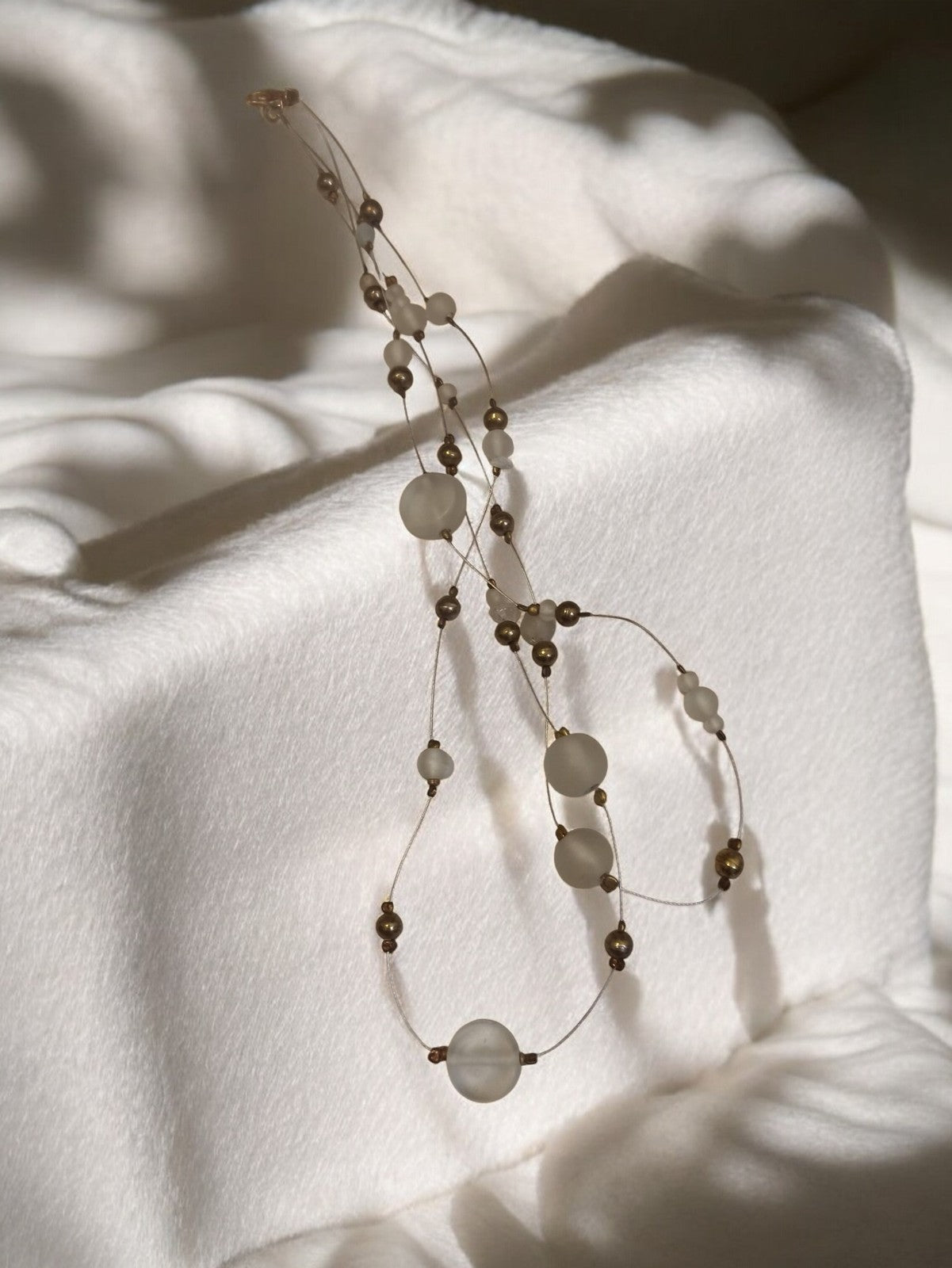 Collier vintage perles satinées et dorées, bijou fantaisie rétro ancien