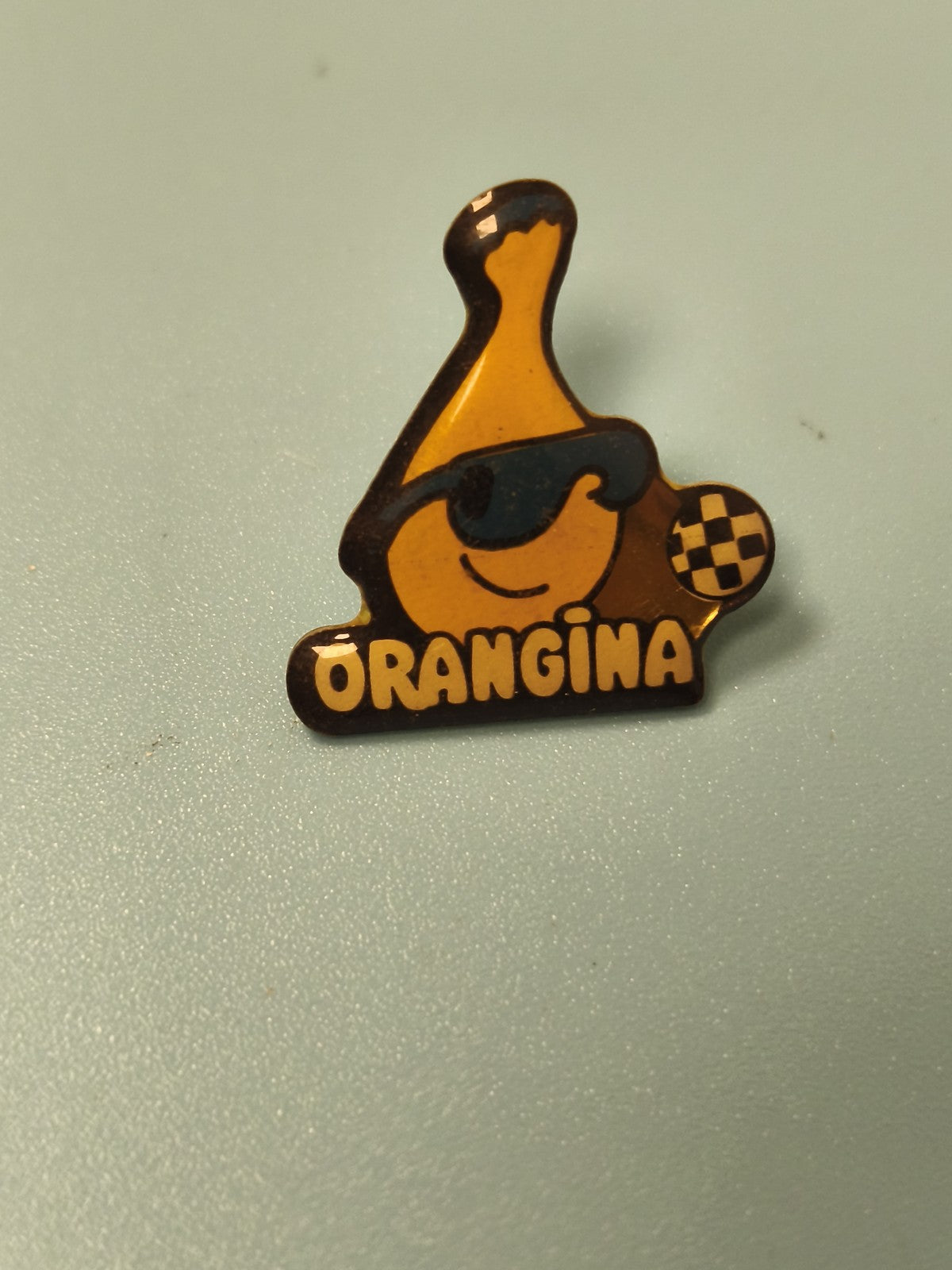 Pin's vintage Orangina bouteille mascotte lunettes soleil jaune rétro collection