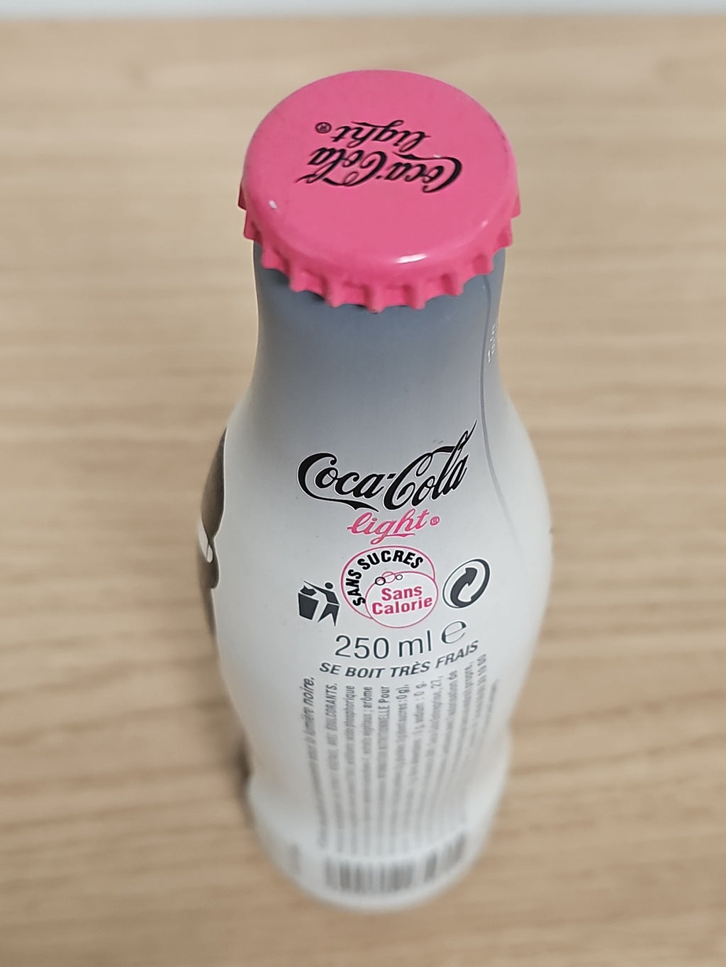 Bouteille Coca Cola pleine édition Karl Lagerfeld, design exclusif, boisson non