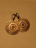 Paire de boucles d’oreilles vintage pendantes dorées motif ajouré bohème