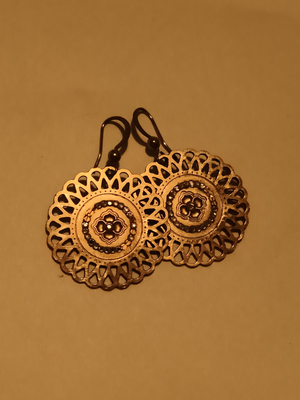 Paire de boucles d’oreilles vintage pendantes dorées motif ajouré bohème