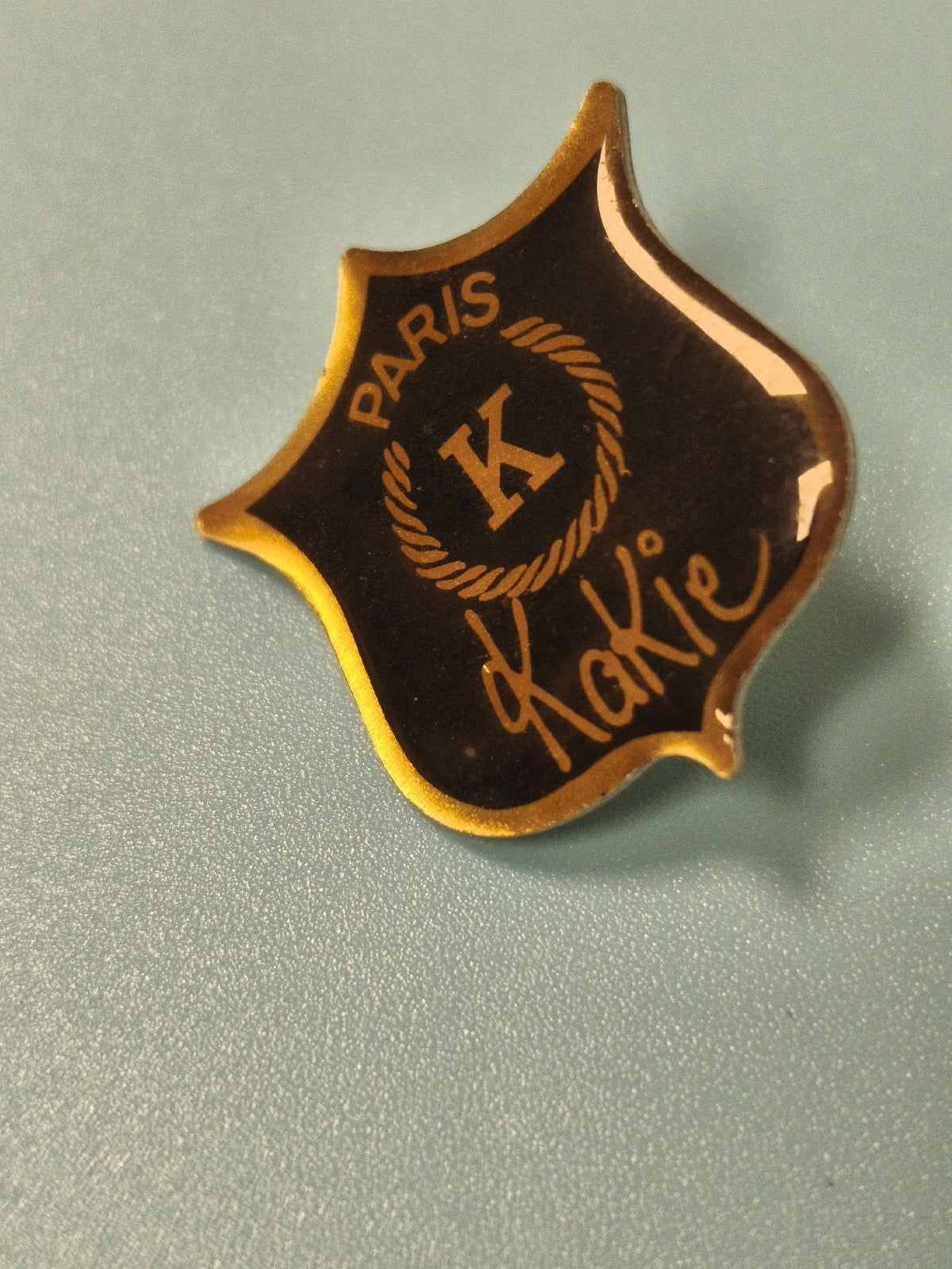 Vintage pin's Paris écusson noir doré Kakie collection badge ancien
