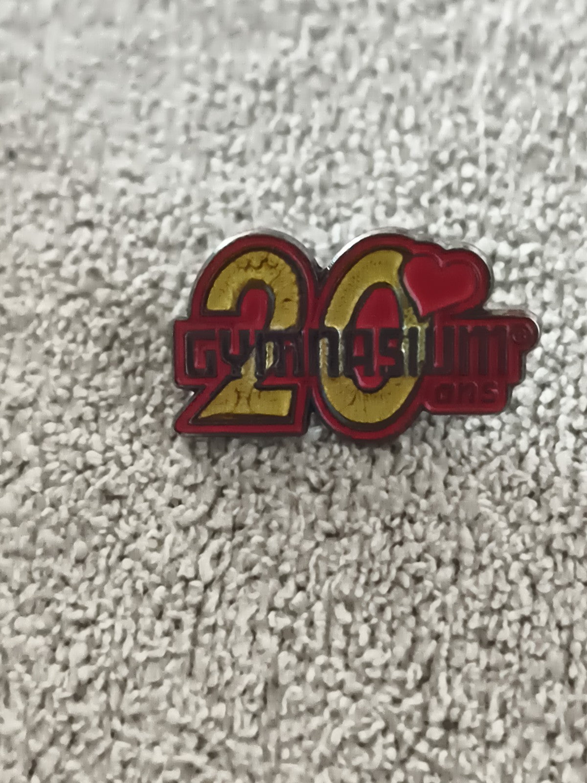 Pin's vintage Gymnasium 20 ans cœur rouge badge ancien (Ref 8)