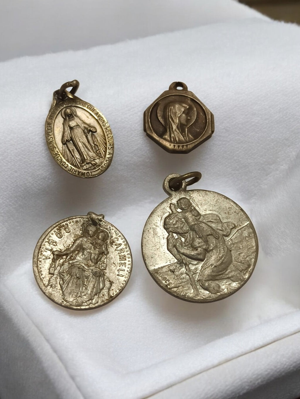 Lot 4 médailles religieuses anciennes vintage Vierge Marie bronze doré