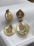 Lot 4 médailles religieuses anciennes vintage Vierge Marie bronze doré