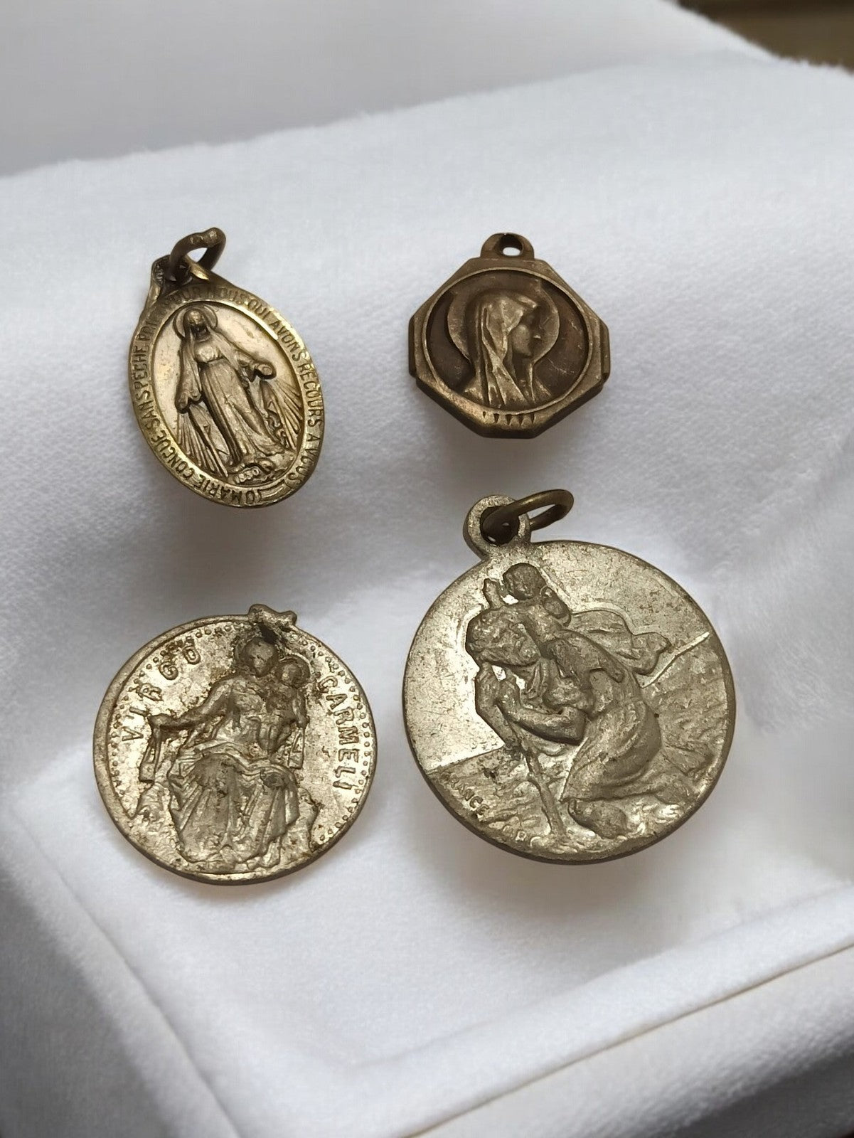 Lot 4 médailles religieuses anciennes vintage Vierge Marie bronze doré