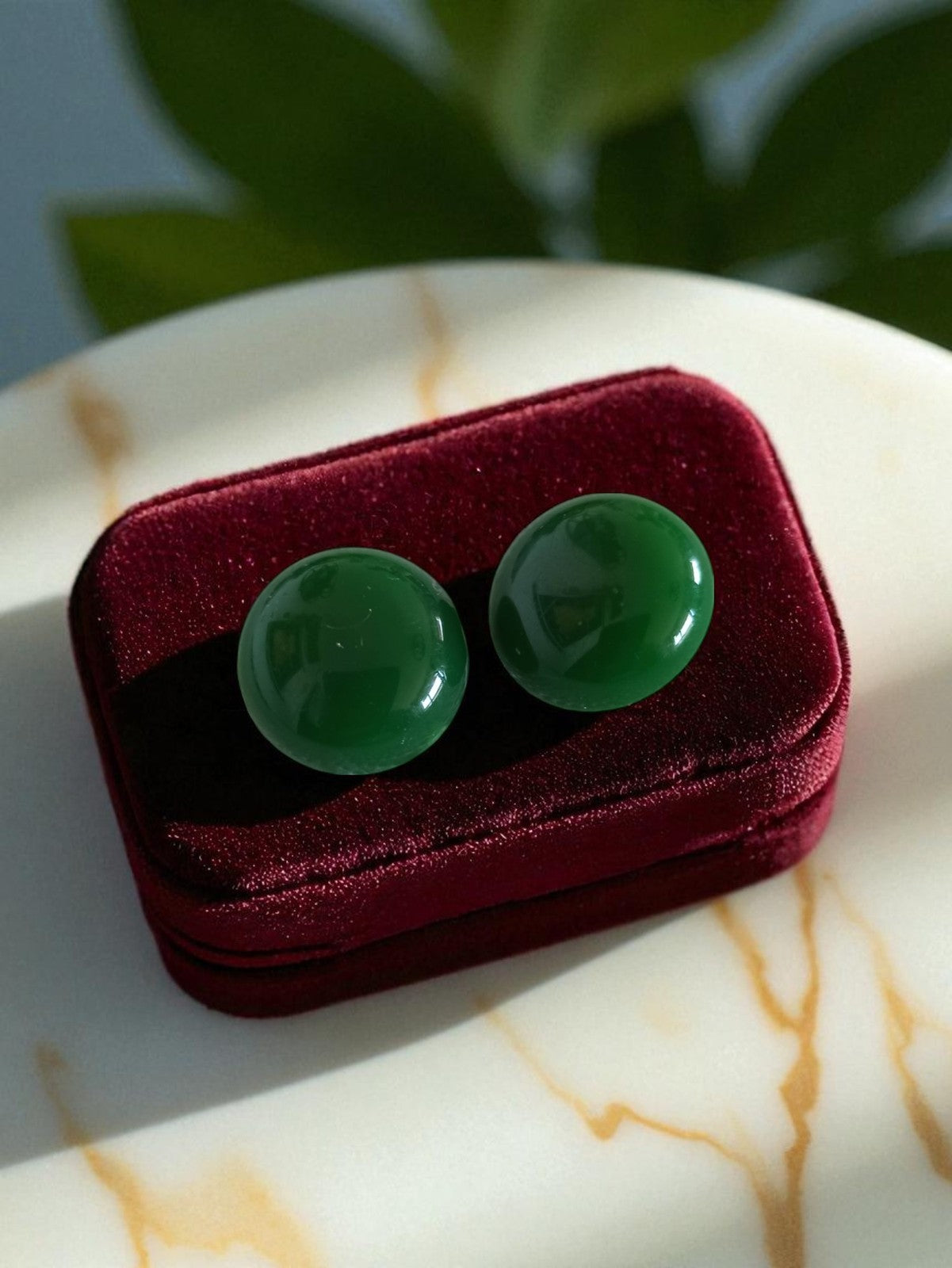 Paire boucles d’oreilles vintage vert foncé cabochon rond fantaisie
