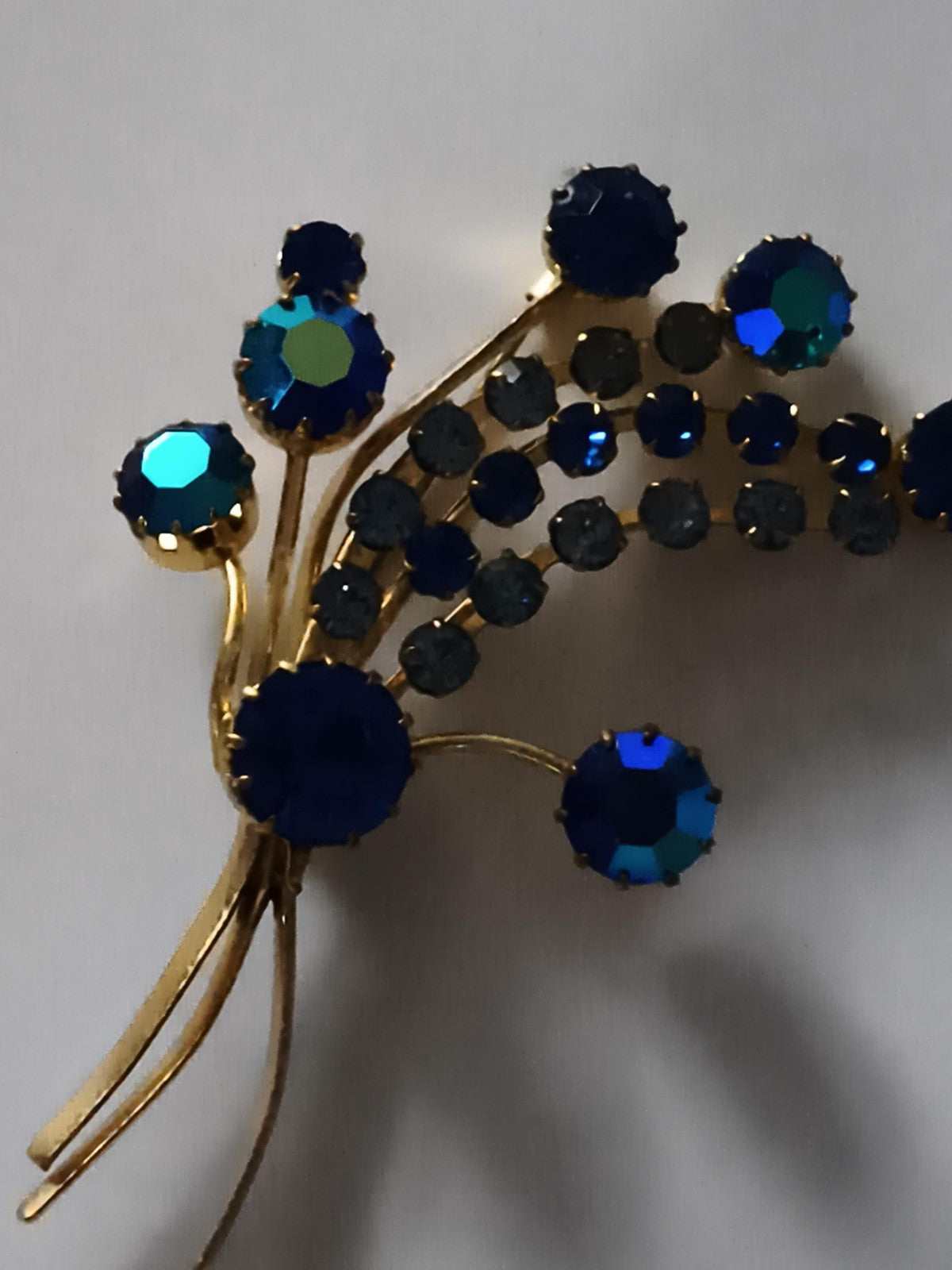 Broche vintage bouquet doré strass bleus, bijou rétro, épingle ancienne