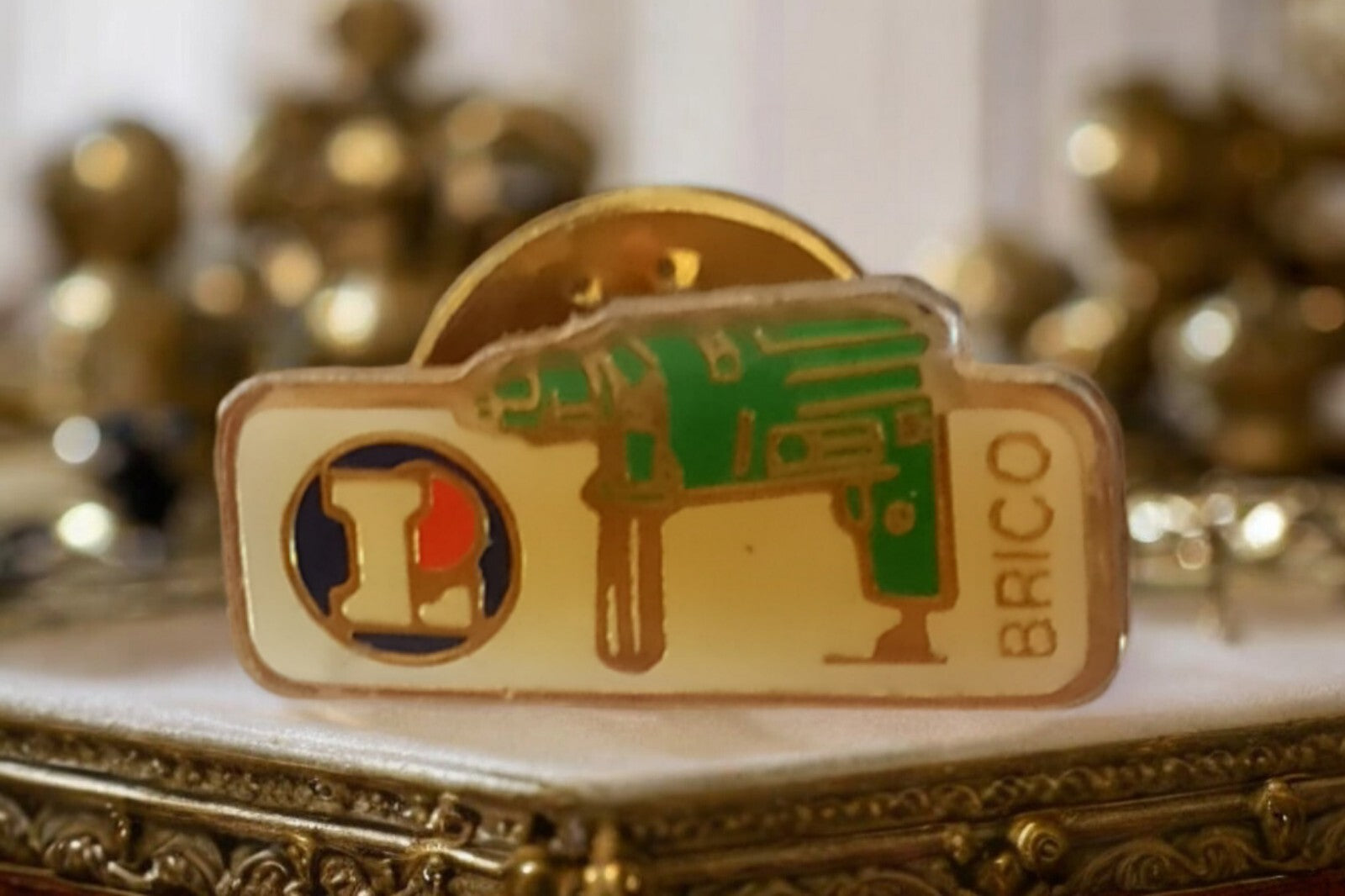 Pin's Leclerc Brico vintage perceuse émaillé badge ancien bricolage rare