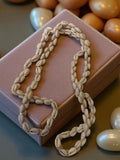 Collier vintage en coquillages cauris, bijou ancien rétro, tons crème naturel