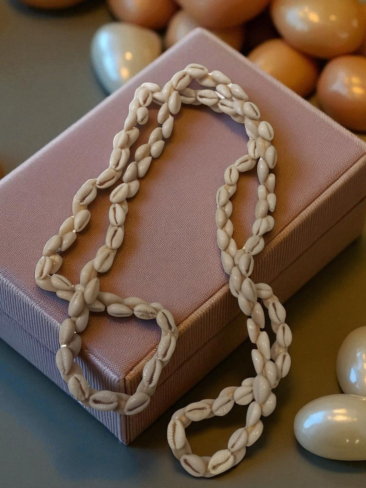 Collier vintage en coquillages cauris, bijou ancien rétro, tons crème naturel