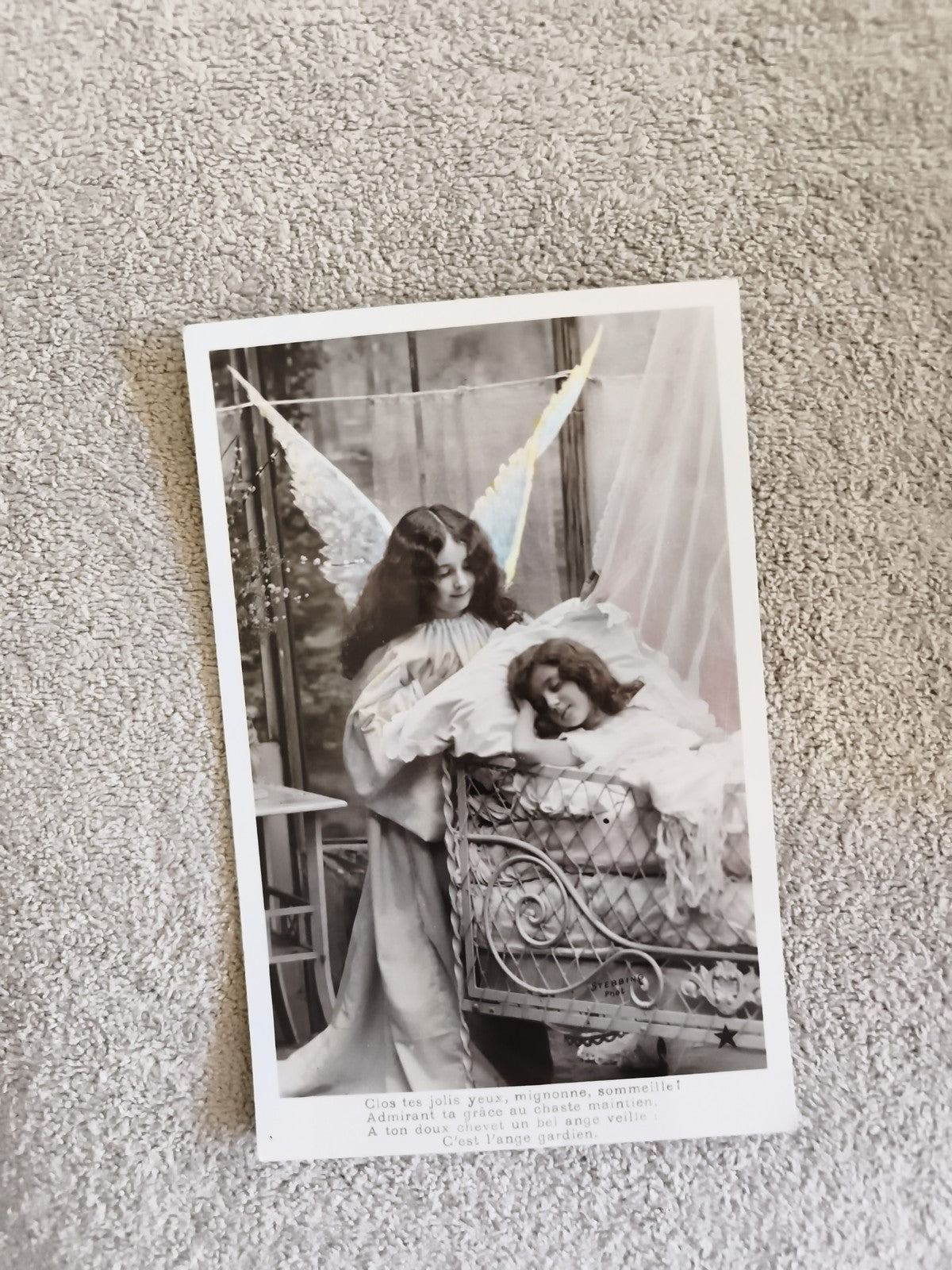 Carte photo ancienne ange gardien fillette lit CPA noir et blanc poésie