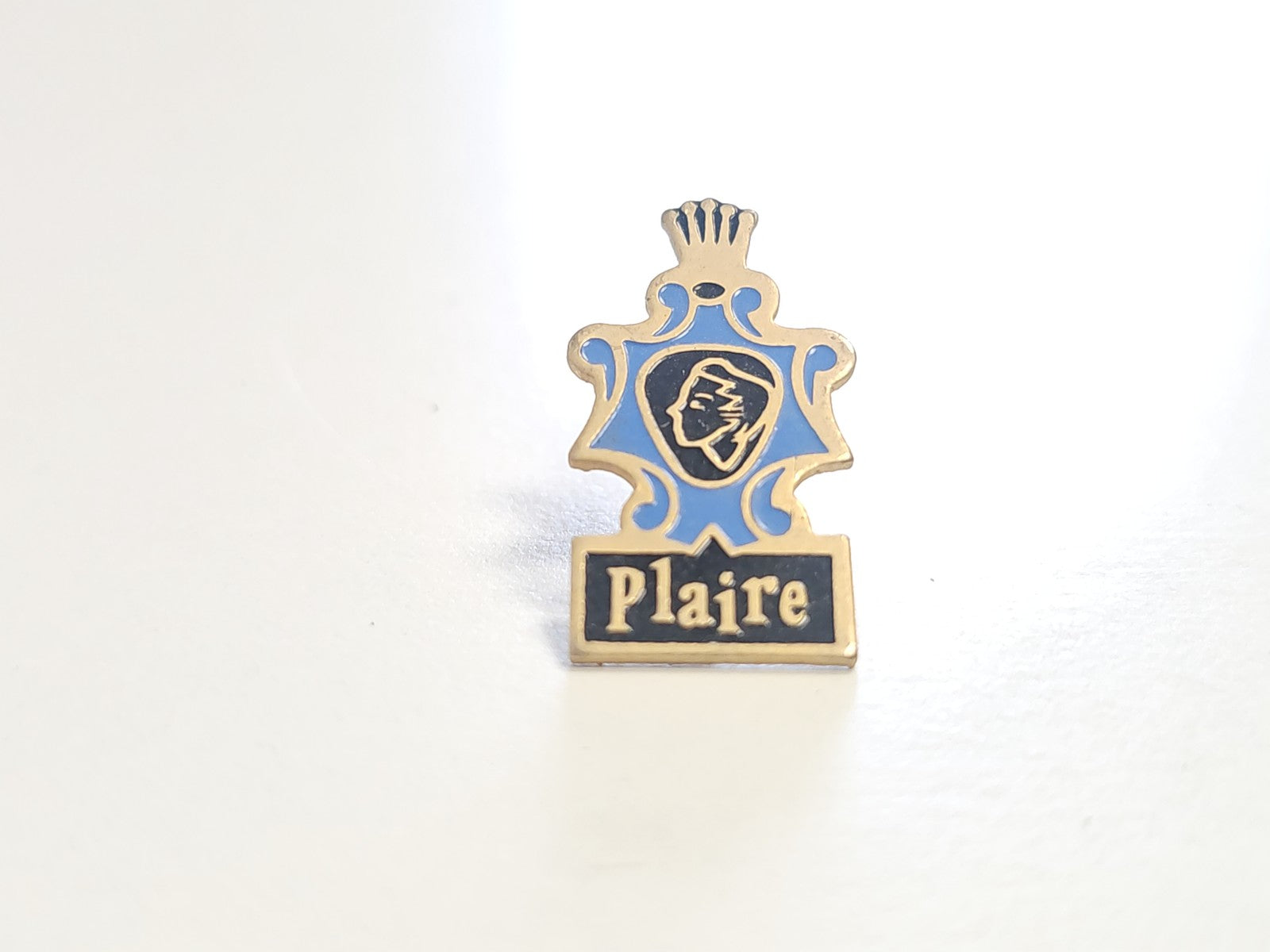 Pin's rétro Plaire ancien, badge collection vintage années 80, objet publicitair