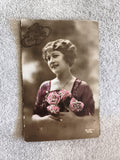 CPA 1er Avril femme bouquet roses colorisées début XXe JHK 9148