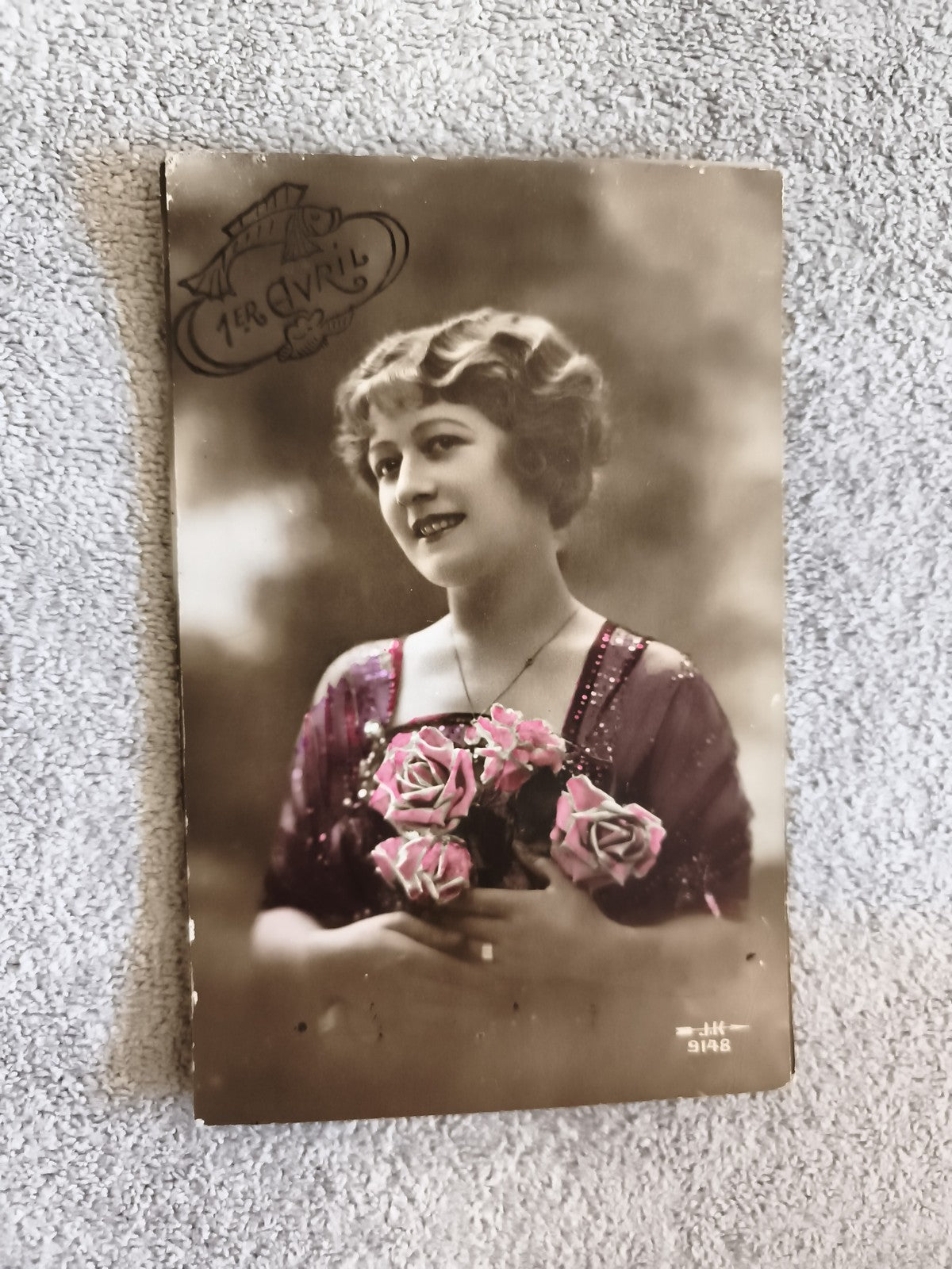 CPA 1er Avril femme bouquet roses colorisées début XXe JHK 9148