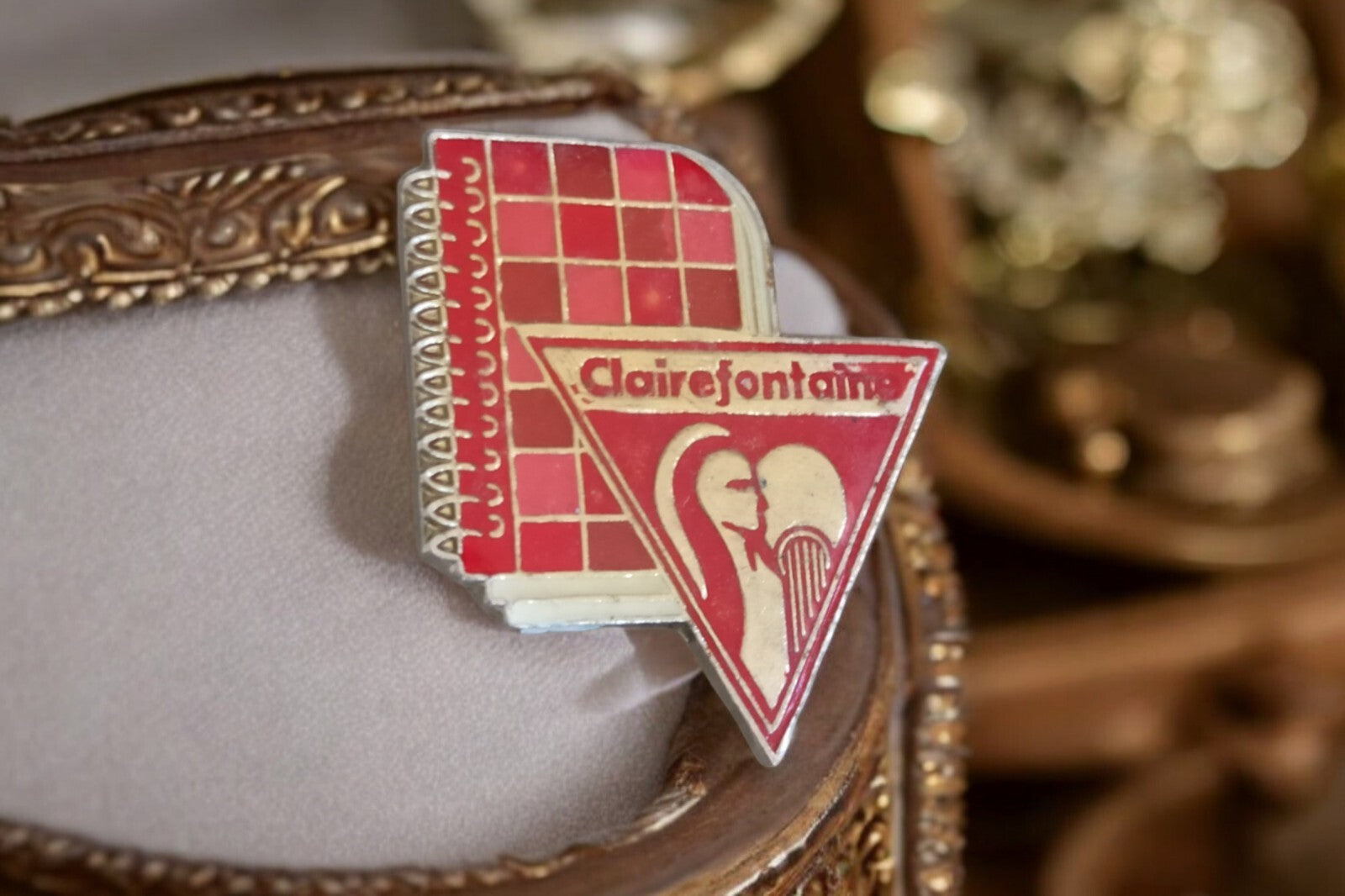 Pin's Clairefontaine vintage édition limitée logo carnet rouge papeterie