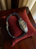 Montre femme mécanique vintage rectangulaire, bracelet noir, à restaurer