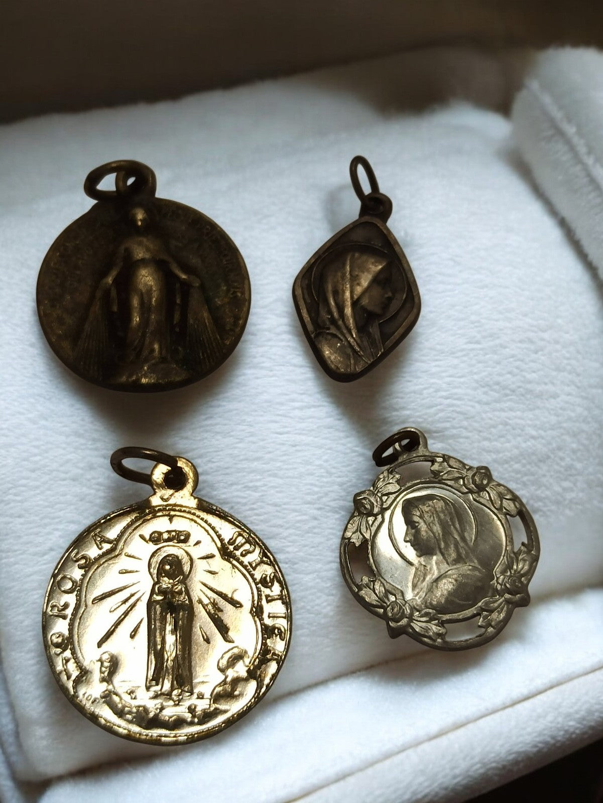 Lot 4 médailles religieuses anciennes vintage catholiques, pendentifs Vierge